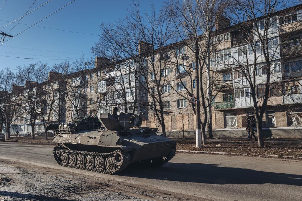 Tanque de las fuerzas armadas de ucrania avanza por las calles de Bajmut