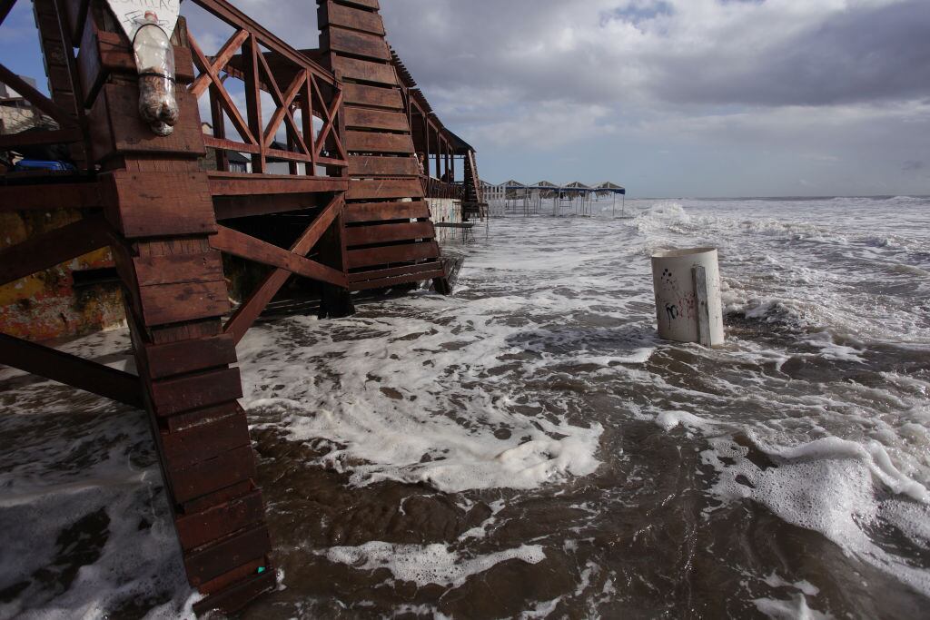 La crecida del mar en la playa San Bernardo de Buenos Aires