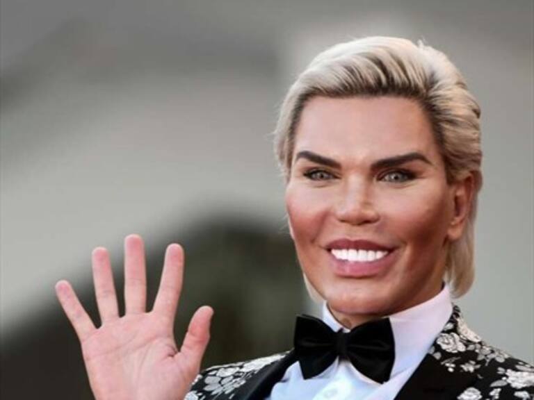 El Ken humano se declaró transgénero y empezó su camino para convertirse en Barbie