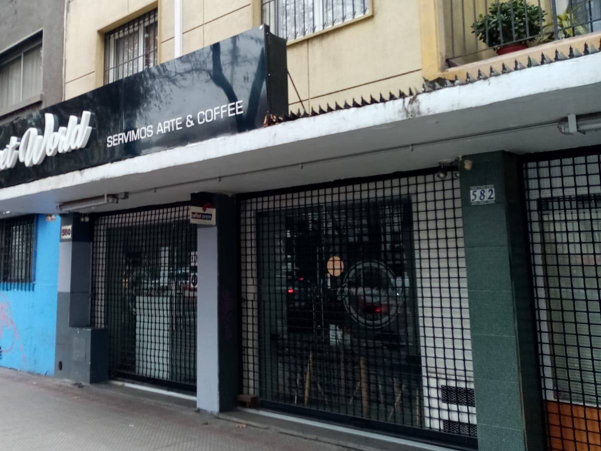 Investigan robo con secuestro en pastelería de Providencia
