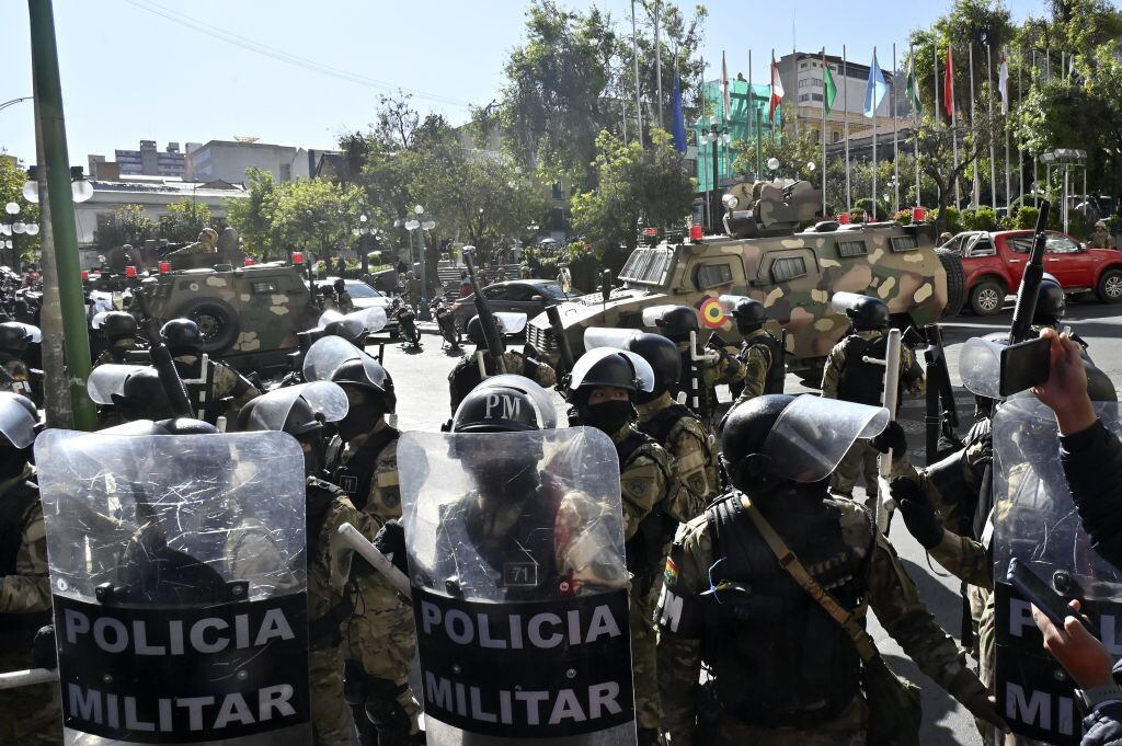 Militares y vehículos llegan frente a la sede del gobierno de Bolivia: revisa las imágenes