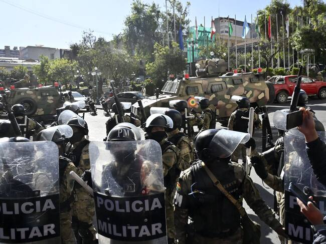 Militares y vehículos se posicionan frente a la sede del gobierno de Bolivia