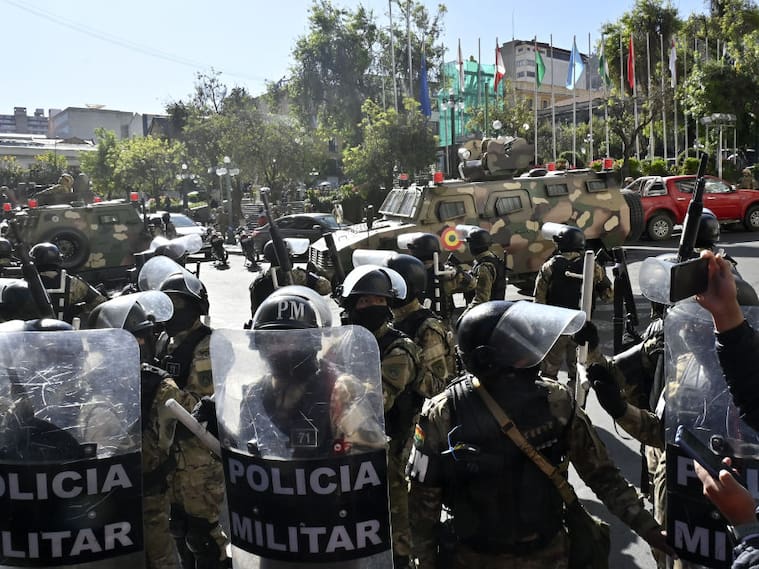 Militares y vehículos llegan frente a la sede del gobierno de Bolivia: revisa las imágenes