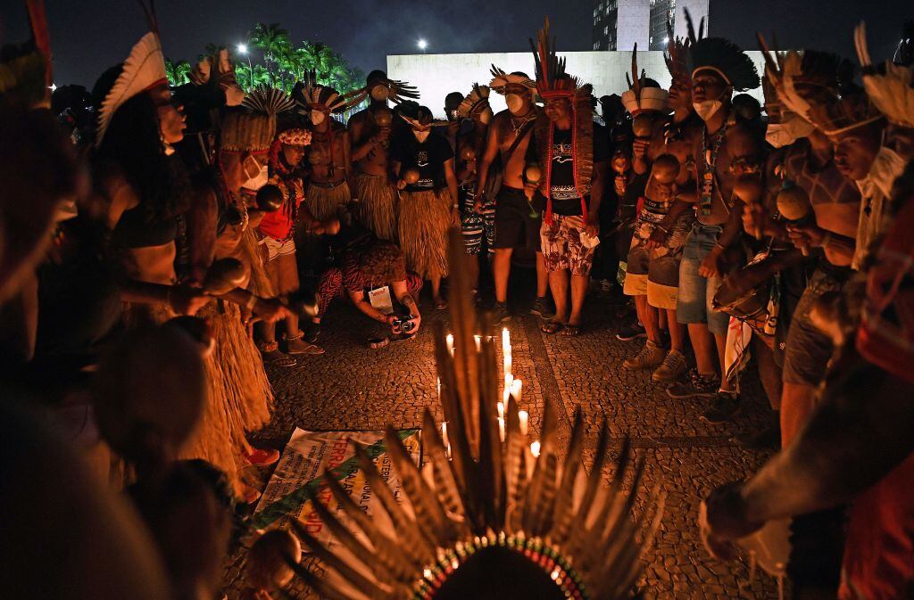 Los integrantes de pueblos originarios de Brasil hacen vigilia ante la suprema