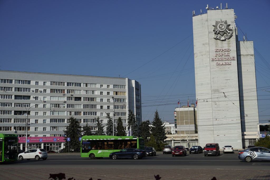 Un día cotidiano en la principal ciudad de la región de Kursk en la Federación de Rusia.