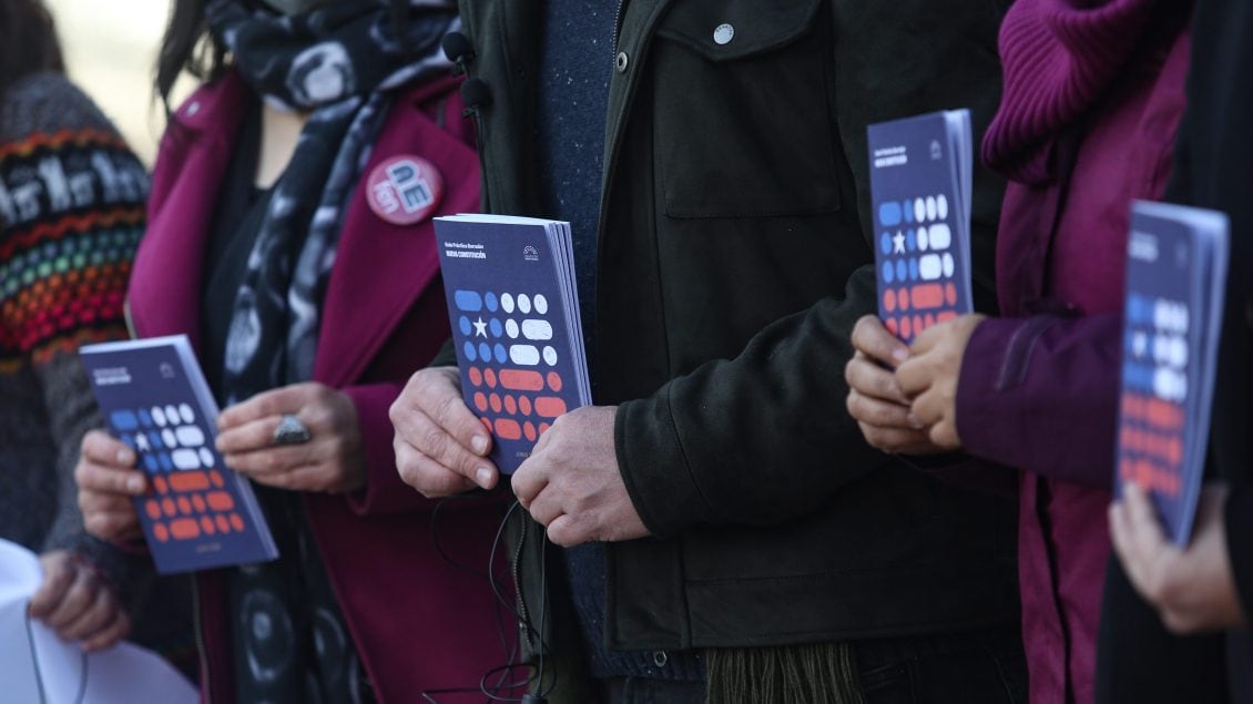 05 de Julio de 2022/SANTIAGOEl Colegio de Profesores y la Articulación de Organizaciones Sociales Educativas (Asistentes de la Educación, Federaciones Sindicales de Colegios Particulares Subvencionados, Coordinadora Feminista 8M) declaran su apoyo a la Nueva Constitución y anuncian la conformación de Comandos Educativos por el Apruebo en todo el país.
FOTO: DIEGO MARTIN/AGENCIAUNO