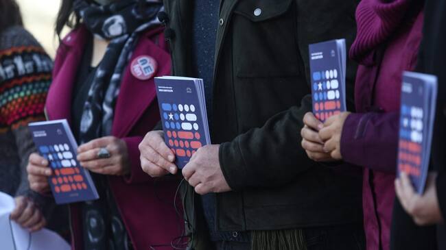 05 de Julio de 2022/SANTIAGOEl Colegio de Profesores y la Articulación de Organizaciones Sociales Educativas (Asistentes de la Educación, Federaciones Sindicales de Colegios Particulares Subvencionados, Coordinadora Feminista 8M) declaran su apoyo a la Nueva Constitución y anuncian la conformación de Comandos Educativos por el Apruebo en todo el país.
FOTO: DIEGO MARTIN/AGENCIAUNO
