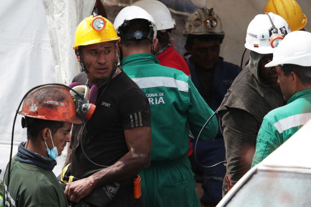 Grupo de rescatistas trabajan en la mina El Roble del municipio de Cucunubá en Colombia