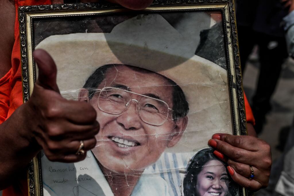 En la ciudad de Lima del Perú un grupo de manifestantes entrega su apoyo el exdictador Alberti Fujimori afuera de los tribunales de justicia.