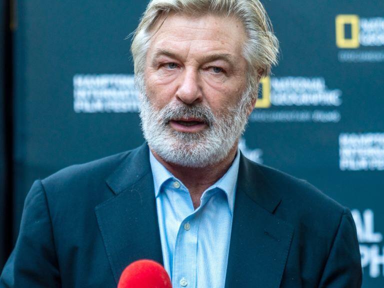 Alec Baldwin: retiran cargos contra el actor por el tiroteo fatal durante la grabación de «Rust»