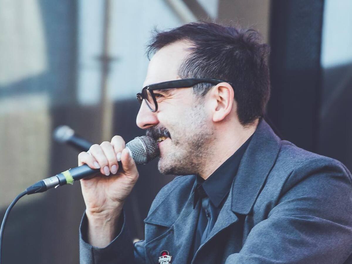 Cantante Angelo Pierattini sufre grave accidente automovilístico: está en coma inducido