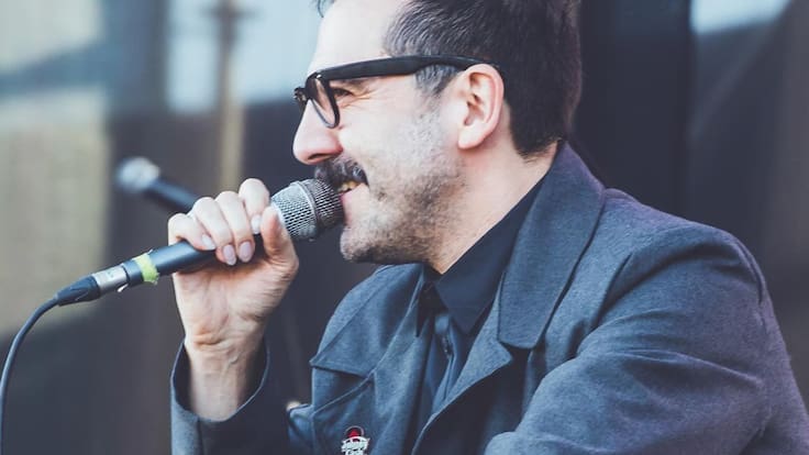 Cantante Angelo Pierattini sufre grave accidente automovilístico: está en coma inducido