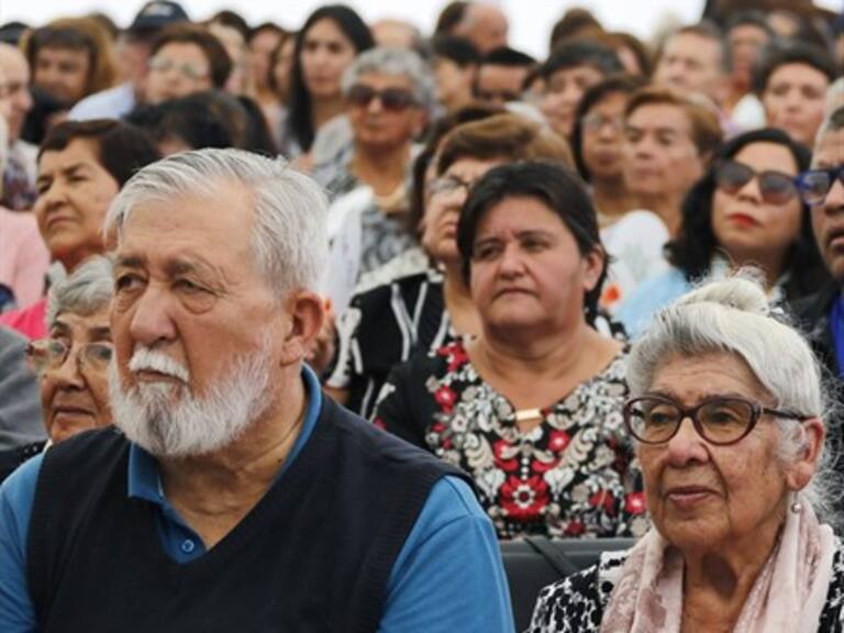 Dieron a conocer propuesta de entregar un bono a los familiares que cuidan a sus adultos mayores