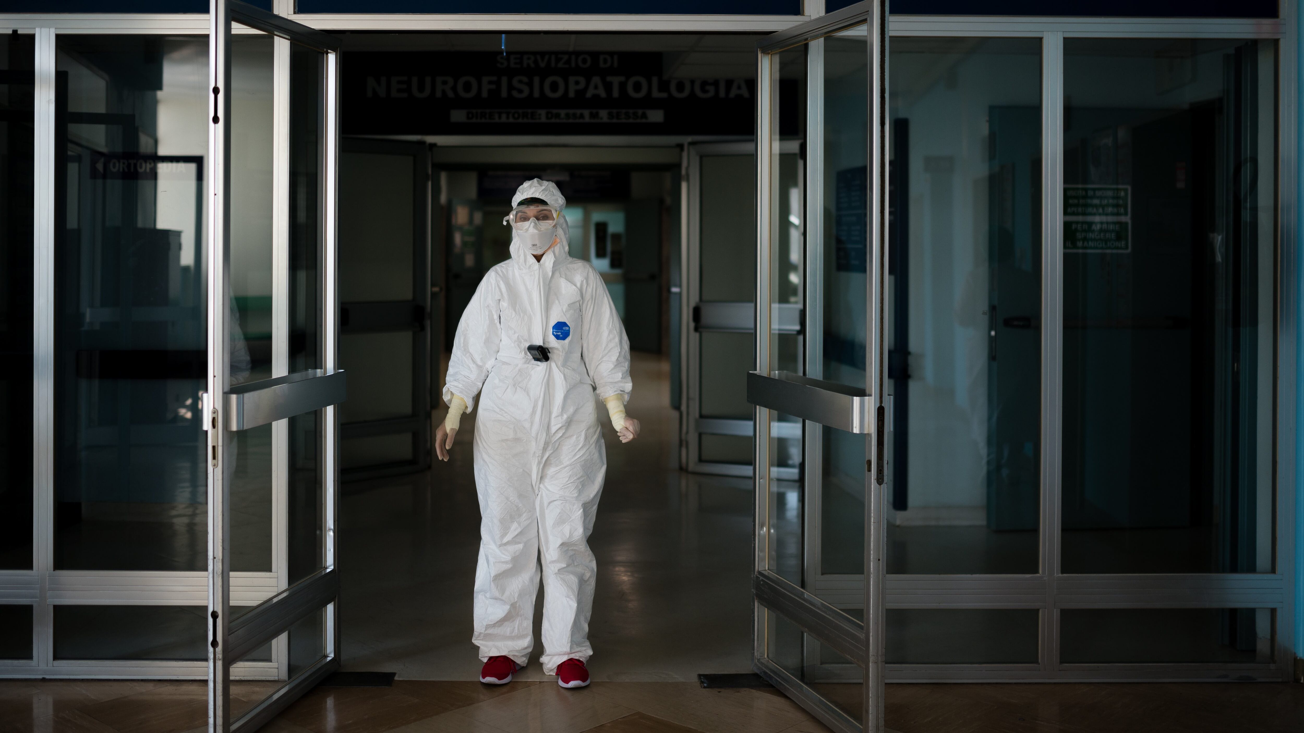 CREMONA, ITALY - APRIL 02: A nurse wears a fully sealed protective suit before entering a Covid ward at Cremona Hospital on April 02, 2020 in Cremona, Italy. The Italian government continues to enforce a nationwide lockdown measures to control the spread of COVID-19, which has killed over 10,000 people in the country. The Coronavirus pandemic has spread to many countries across the world, claiming over 45,000 lives and infecting hundreds of thousands more. (Photo by Marco Mantovani/Getty Images)