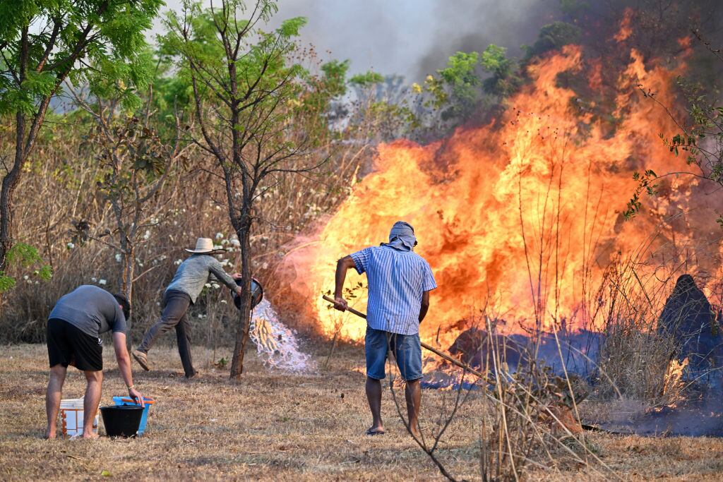Residentes y voluntarios en Brasil intentan controlar el fuego que se acerca a las viviendas próximas al Parque Nacional de Brasilia