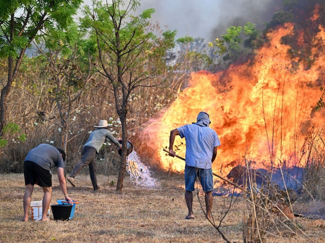Residentes y voluntarios en Brasil intentan controlar el fuego que se acerca a las viviendas próximas al Parque Nacional de Brasilia