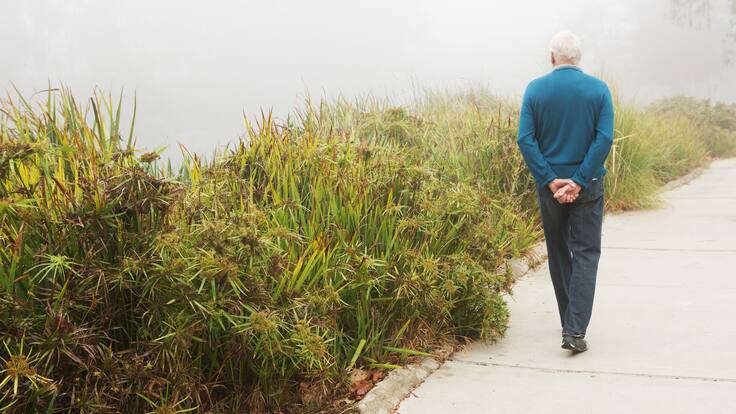 Qué significa cuándo una persona camina con las manos detrás de la espalda, según la psicología