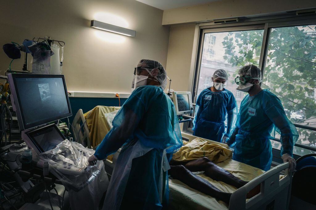 Trabajadores de la salud atienden a paciente del Covid-19 en París