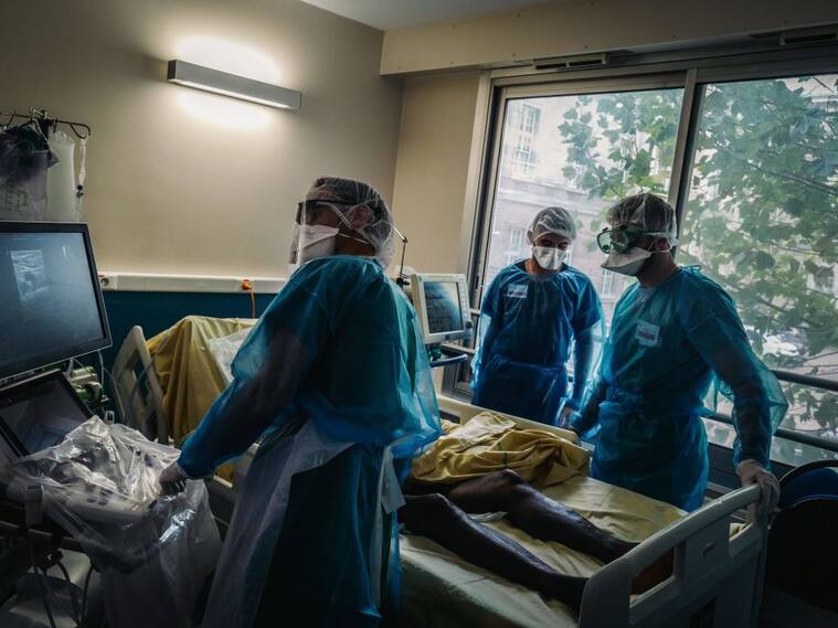 Trabajadores de la salud atienden a paciente del Covid-19 en París