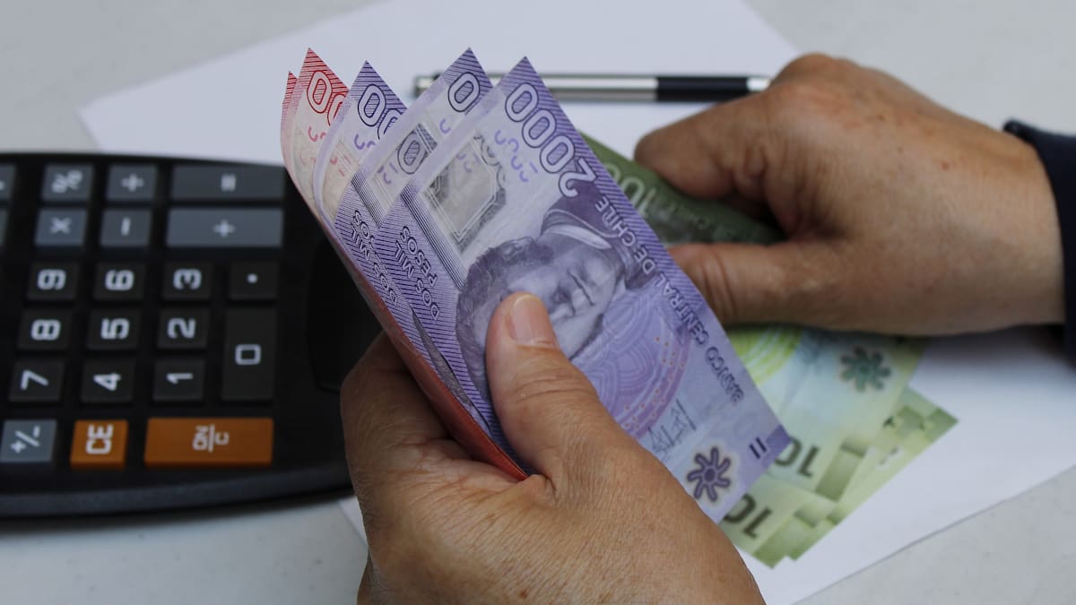 Ni tener sueldo ni título asegura llegar a fin de mes: la nueva cara del sobreendeudamiento en Chile
