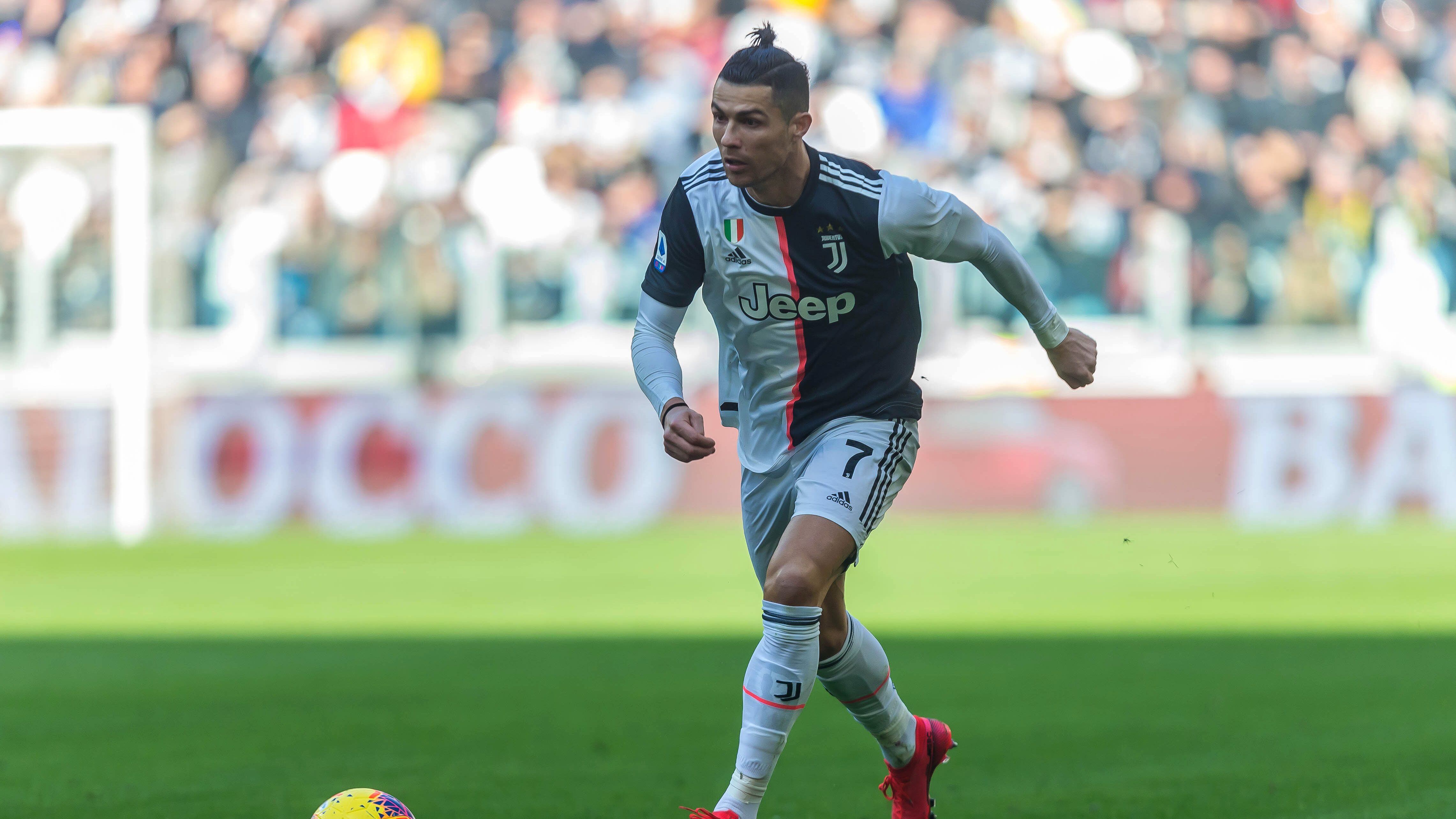 TURIN, ITALY - FEBRUARY 02: (BILD ZEITUNG OUT) Christiano Ronaldo of Juventus controls the ball during the Serie A match between Juventus and ACF Fiorentina at Allianz Stadium on February 02, 2020 in Turin, Italy. (Photo by TF-Images/Getty Images)