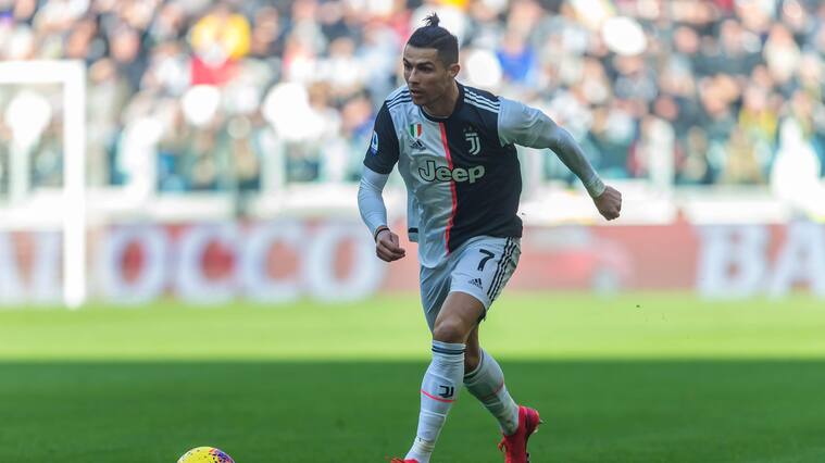 TURIN, ITALY - FEBRUARY 02: (BILD ZEITUNG OUT) Christiano Ronaldo of Juventus controls the ball during the Serie A match between Juventus and ACF Fiorentina at Allianz Stadium on February 02, 2020 in Turin, Italy. (Photo by TF-Images/Getty Images)