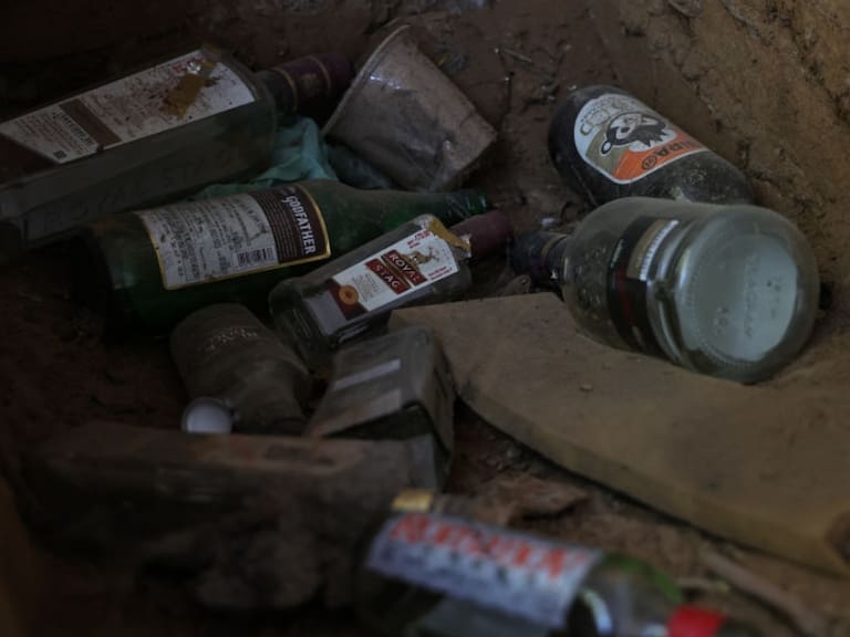 Más de 20 personas mueren en India por intoxicación tras consumir alcohol adulterado