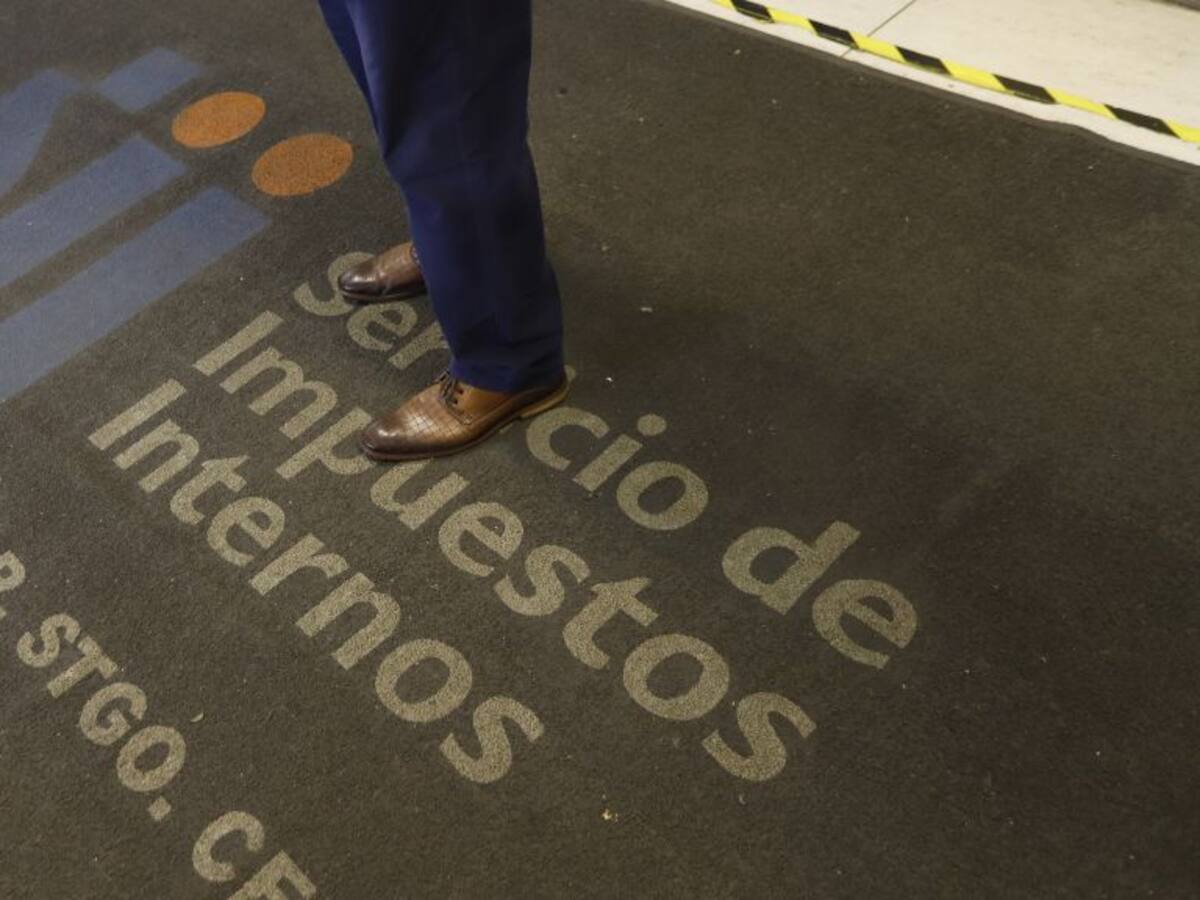 Abogada Leonarda Villalobos tuvo acceso a información reservada del SII: Ciper revela que datos entregados en reunión con Luis Hermosilla y Daniel Sauer son reales