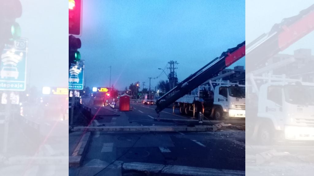 Los semáforos destruidos por el bus. / ADN.cl