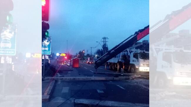 Los semáforos destruidos por el bus. / ADN.cl