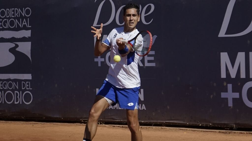 Alejandro Tabilo clasifica a los cuartos de final del Challenger de Concepción y es el único chileno candidato al título