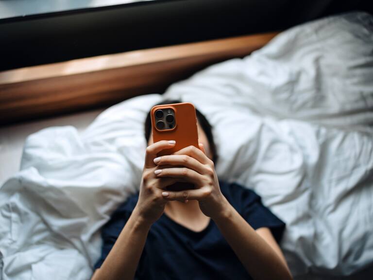 ¿Es peligroso? “Bed rotting”, la tendencia de pasar largo tiempo acostado viendo el celular