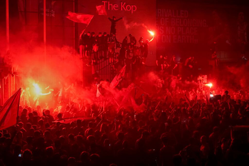 Hinchas de Liverpool festejan en las calles