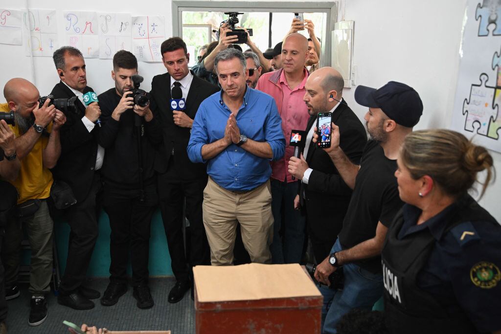El candidato presidencial del opositor Frente Amplio, Yamandu Orsi, emite su voto en la ciudad de Canelones en Uruguay