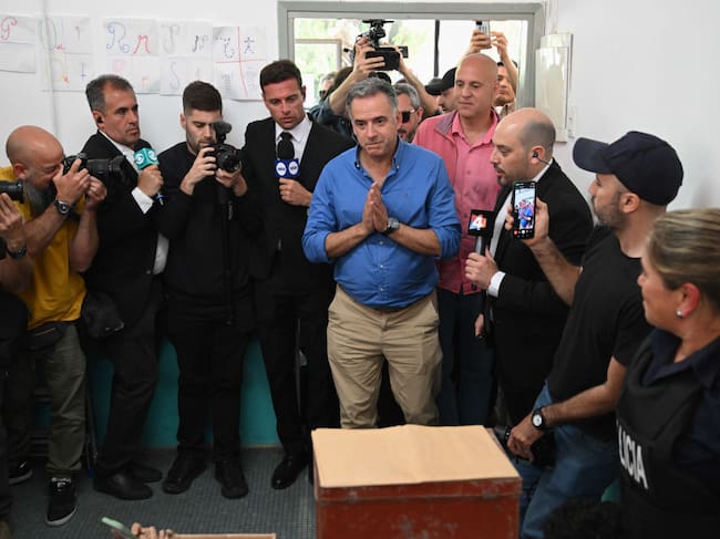 El candidato presidencial del opositor Frente Amplio, Yamandu Orsi, emite su voto en la ciudad de Canelones en Uruguay