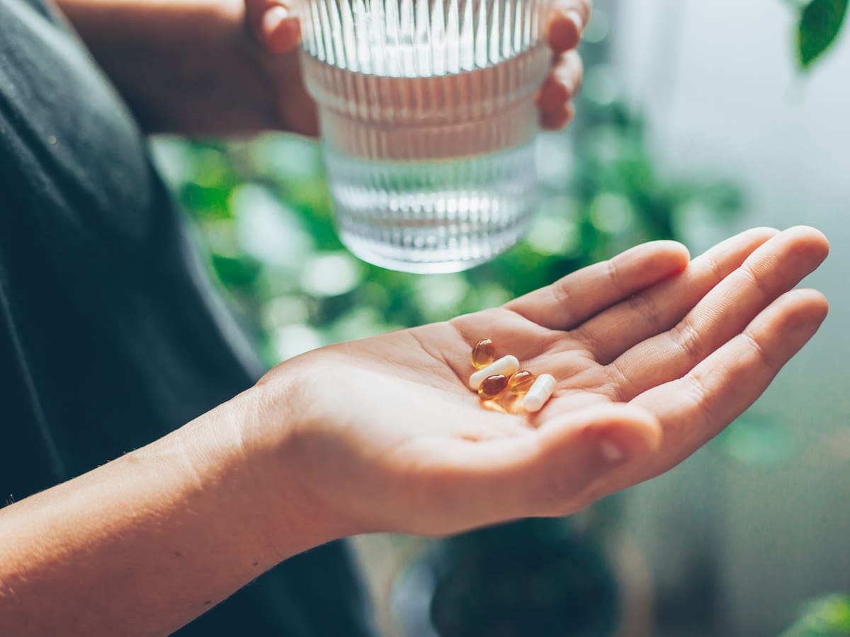 Alerta por consumo masivo de suplementos en Chile: casi el 50% los usa sin supervisión y estos son los riesgos
