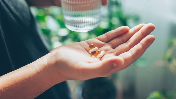 Alerta por consumo masivo de suplementos en Chile: casi el 50% los usa sin supervisión y estos son los riesgos