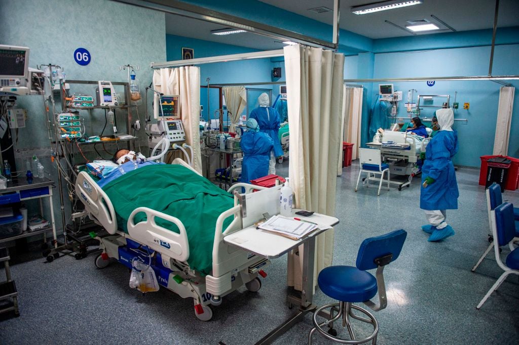 Trabajadores de la salud cuidan a pacientes Covid-19 en un hospital de Lima