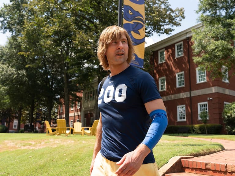 “Chad Powers”: así es la nueva serie de Disney la que Glen Powell luce irreconocible