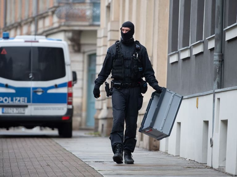 La policía alemana realiza incautaciones en Dresde por amenazas de muerte