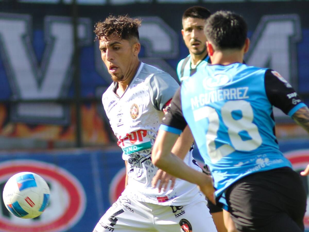 César Pinares sorprende y se acerca a un grande del fútbol chileno: negociaciones avanzadas