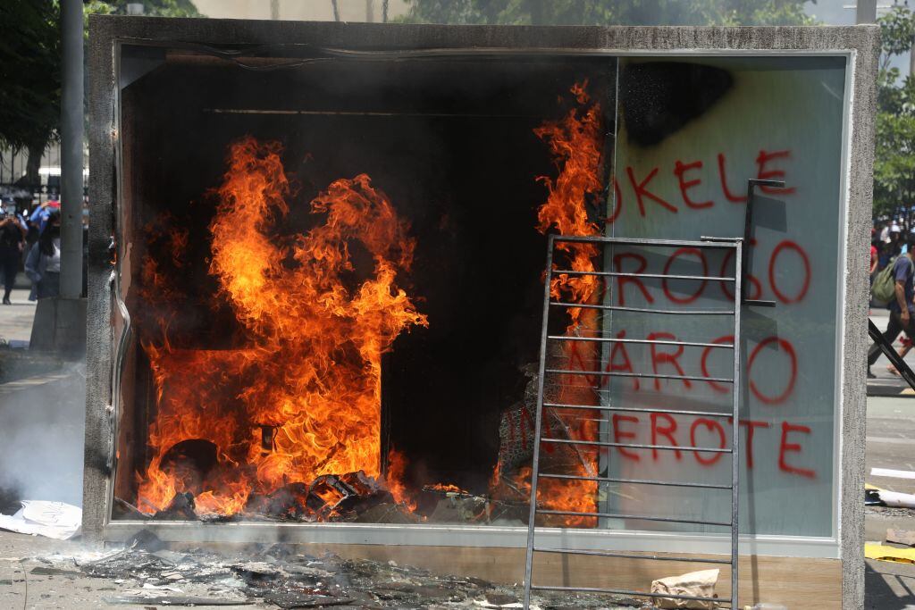 Manifestantes queman una cabina del programa de bitcoin en El Salvador