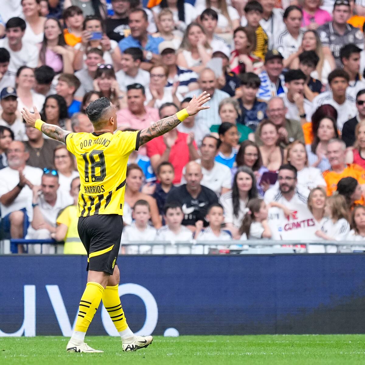 Lucas Barrios anota en el duelo entre históricos del Borussia Dortmund y Real Madrid