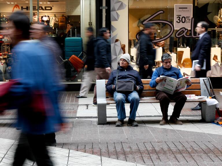 Desempleo en Chile alcanza su mejor cifra desde 2023, pero acentúa brecha entre hombres y mujeres según el INE