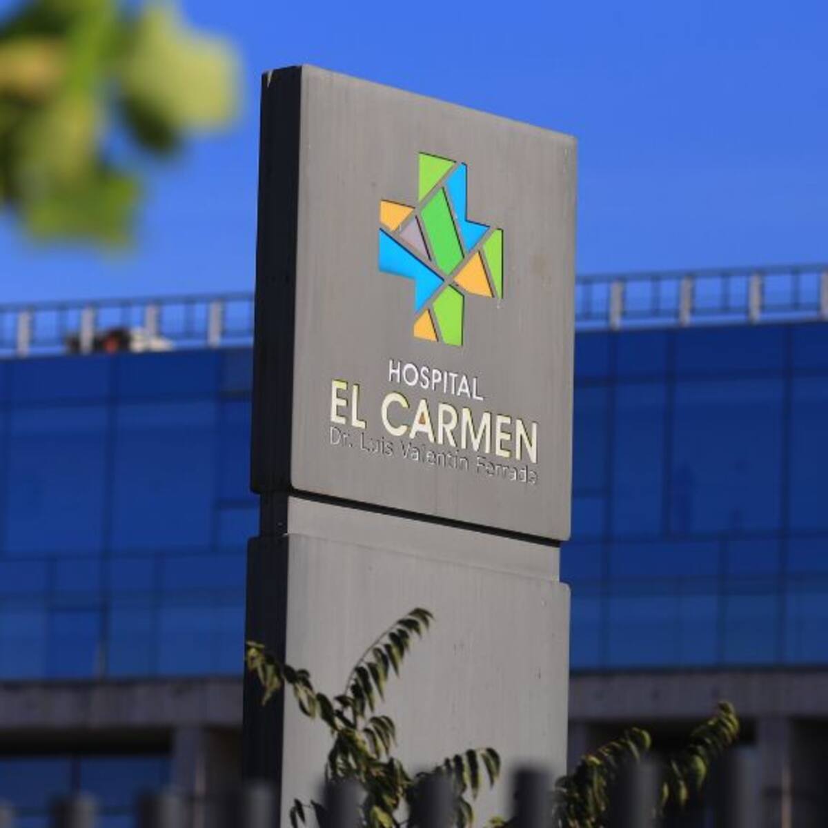 Médicos del hospital El Carmen de Maipú denuncian acoso, vulneración de derechos de pacientes, suspensión de horas y destitución de jefaturas