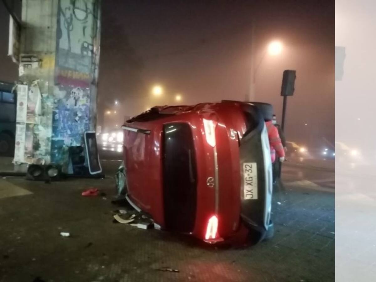 Un adolescente y un adulto son detenidos tras volcar un auto robado desde estudio de grabación en Maipú