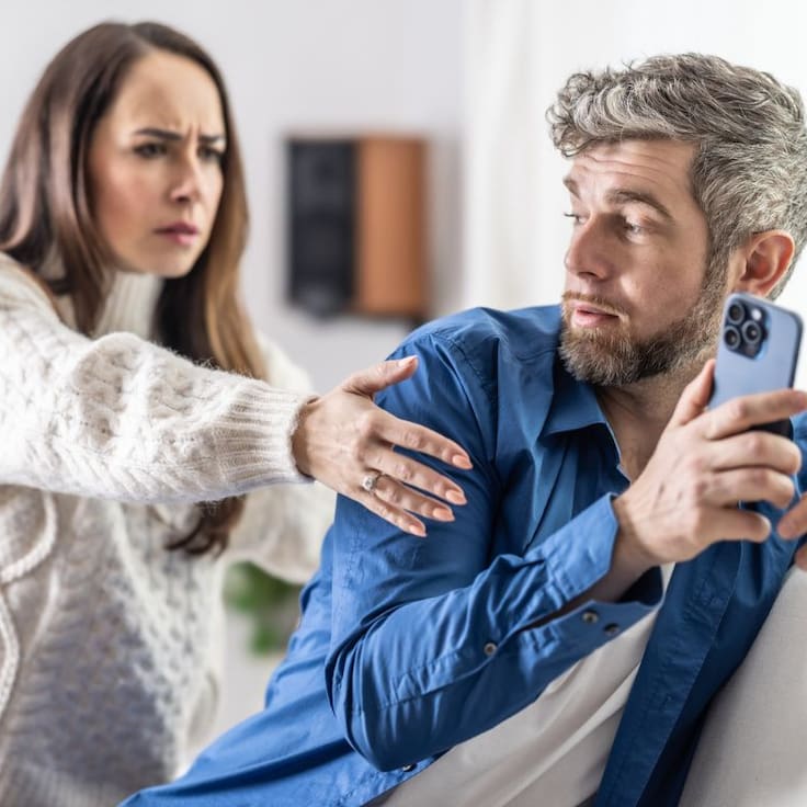 Radiografía del Infiel Chileno: búsquedas para ocultar chats y borrar pruebas digitales suben 45% en San Valentín