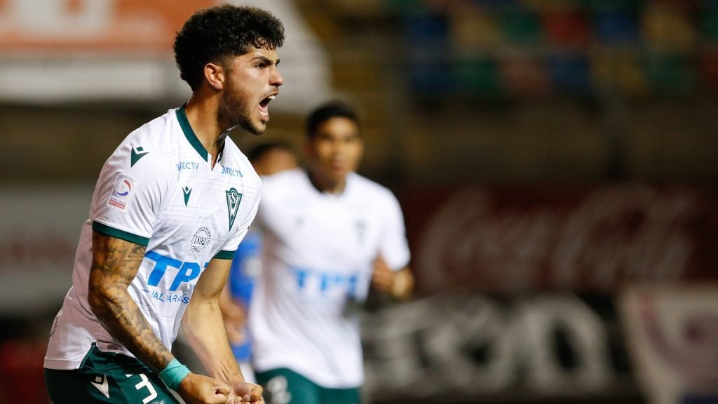 24 de Noviembre del 2020/SANTIAGODaniel González(c) celebra su primer gol y el 1 a 0 de Santiago Wanderers ,durante el partido valido por la Vigésima fecha del Audax Italiano vs Santiago Wanderers, disputado en el Estadio Municipal de la Florida
FOTO:FRANCISCO LONGA/AGENCIAUNO