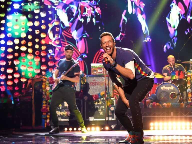 ¿La devolviste? Este es el porcentaje de chilenos que regresó las pulseras de los shows de Coldplay