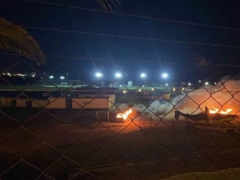 Desataron toda su furia: hinchas de Aldosivi quemaron los autos de los jugadores tras derrota ante Godoy Cruz